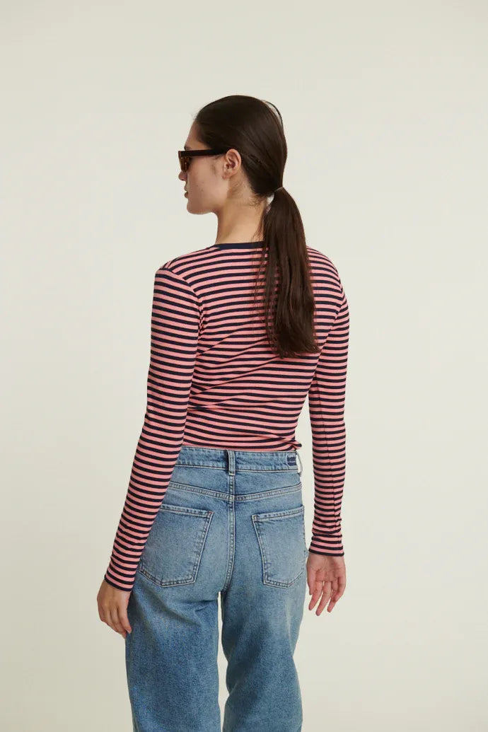 Basic Apparel Ludmilla LS Tee i sky captain/conch shell – tætsiddende langærmet bluse i GOTS-certificeret økologisk bomuld med ribstruktur og stræk. 