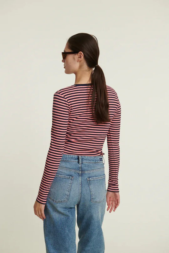 Basic Apparel Ludmilla LS Tee i sky captain/conch shell – tætsiddende langærmet bluse i GOTS-certificeret økologisk bomuld med ribstruktur og stræk. 