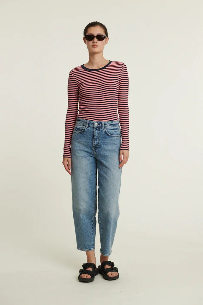 Basic Apparel Ludmilla LS Tee i sky captain/conch shell – tætsiddende langærmet bluse i GOTS-certificeret økologisk bomuld med ribstruktur og stræk. 