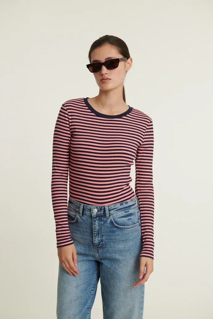 Basic Apparel Ludmilla LS Tee i sky captain/conch shell – tætsiddende langærmet bluse i GOTS-certificeret økologisk bomuld med ribstruktur og stræk. 