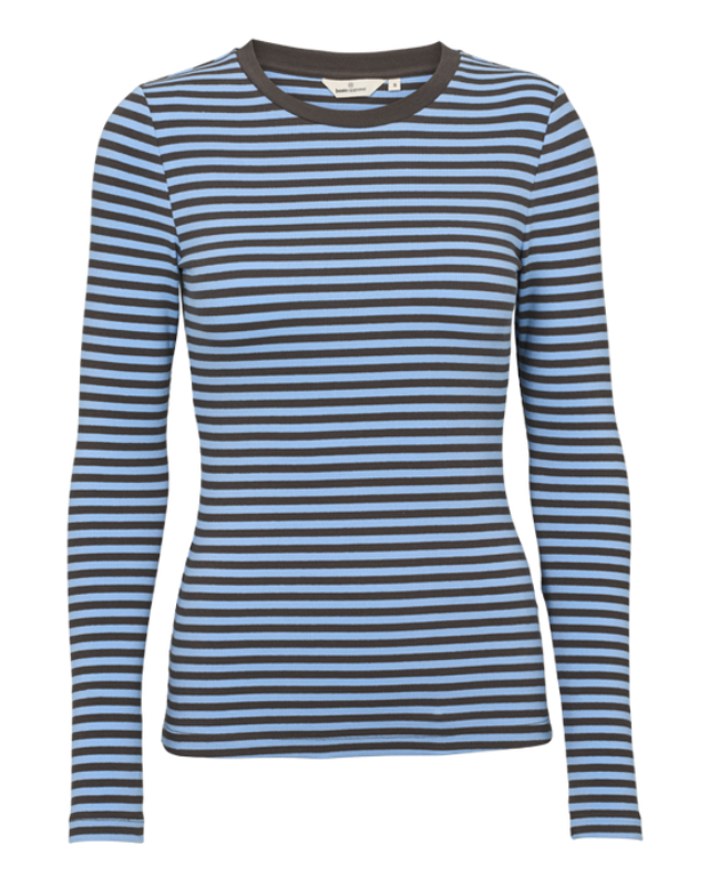 Basic Apparel Ludmilla LS Tee i frozen fjord raven  – tætsiddende t-shirt i økologisk bomuld med ribstruktur, lange ærmer og afrundet hals.
