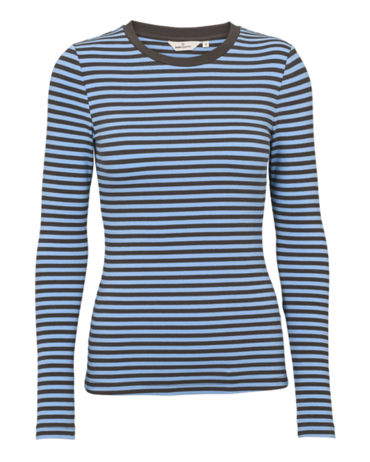 Basic Apparel Ludmilla LS Tee i frozen fjord raven  – tætsiddende t-shirt i økologisk bomuld med ribstruktur, lange ærmer og afrundet hals.

