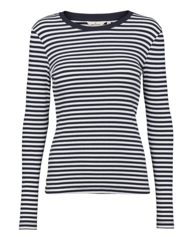 Basic Apparel Ludmilla LS Tee i fcaptain bright white  – tætsiddende t-shirt i økologisk bomuld med ribstruktur, lange ærmer og afrundet hals.
