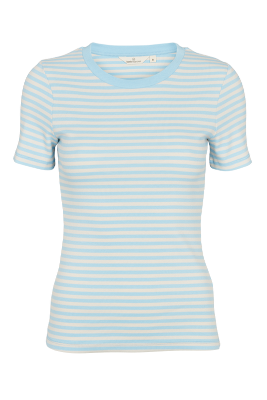 Basic Apparel Ludmilla SS O-Neck T-shirt i Airy Blue/Birch – tætsiddende ribbet T-shirt i GOTS-certificeret økologisk bomuld med stræk.
