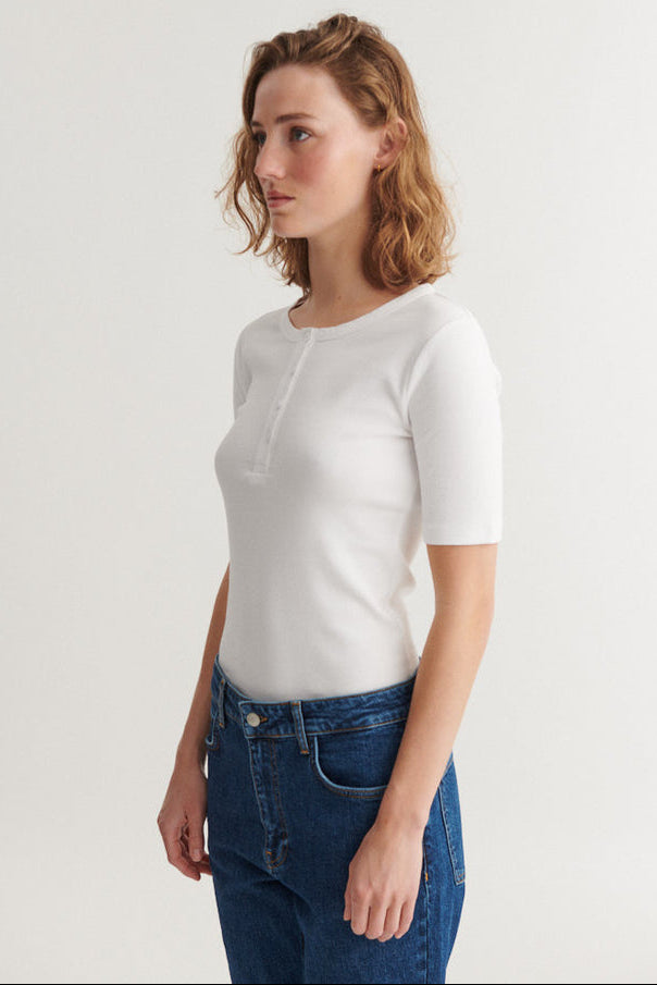 Basic Apparel Ludmilla SS Granddad – tætsiddende T-shirt med knapper og korte ærmer.