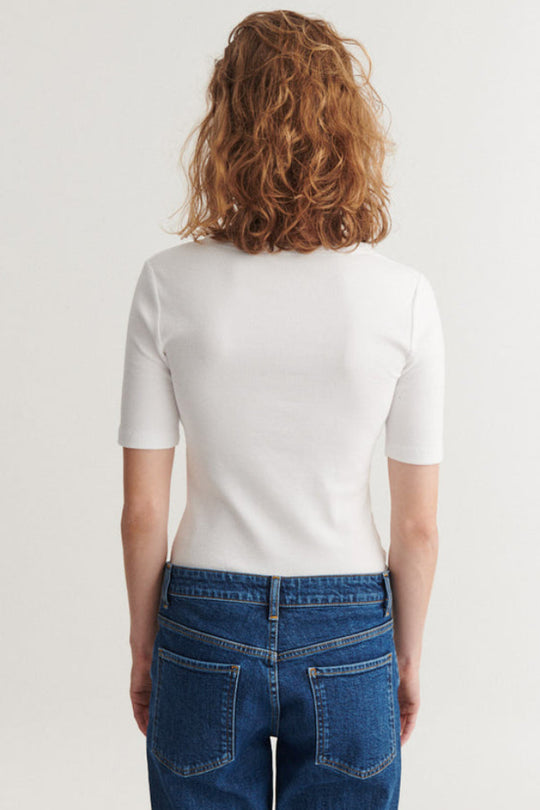 Basic Apparel Ludmilla SS Granddad – tætsiddende T-shirt med knapper og korte ærmer.