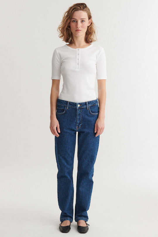 Basic Apparel Ludmilla SS Granddad – tætsiddende T-shirt med knapper og korte ærmer.
