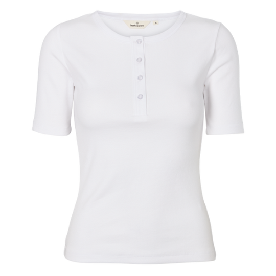 Basic Apparel Ludmilla SS Granddad – tætsiddende T-shirt med knapper og korte ærmer.