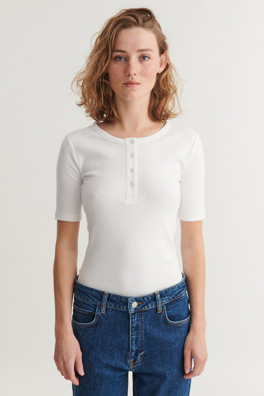 Basic Apparel Ludmilla SS Granddad – tætsiddende T-shirt med knapper og korte ærmer.