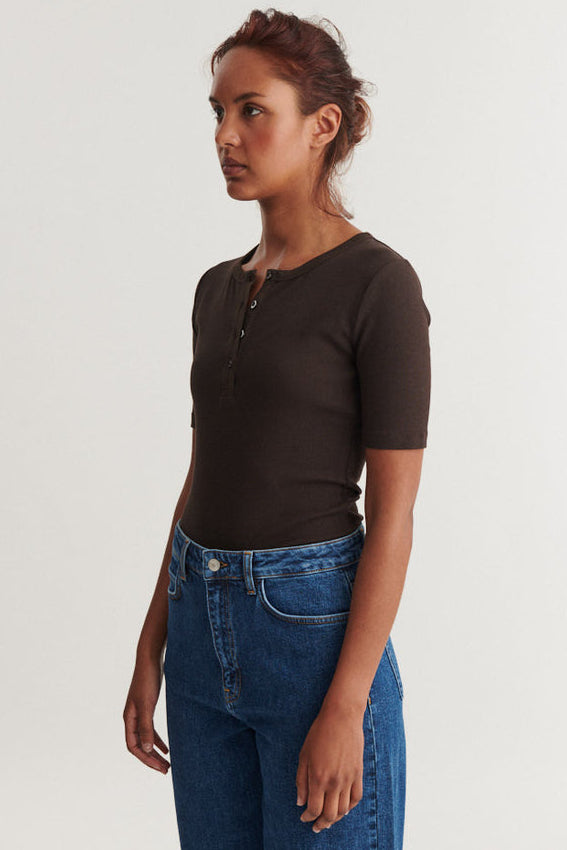 Basic Apparel Ludmilla SS Granddad – tætsiddende T-shirt med knapper og korte ærmer.
