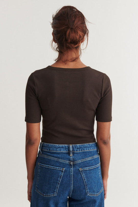 Basic Apparel Ludmilla SS Granddad – tætsiddende T-shirt med knapper og korte ærmer.