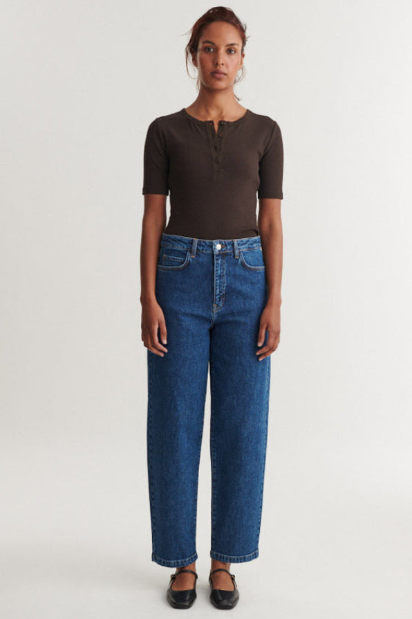 Basic Apparel Ludmilla SS Granddad – tætsiddende T-shirt med knapper og korte ærmer.