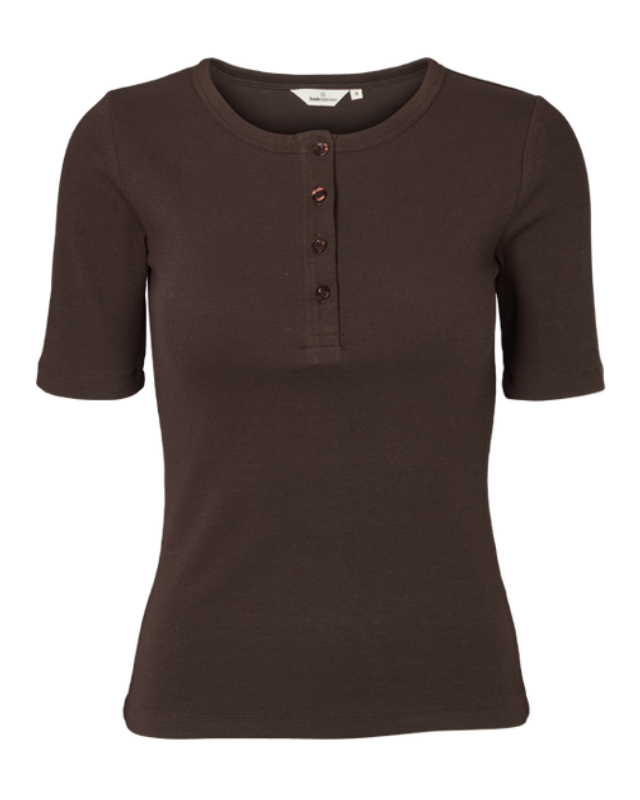 Basic Apparel Ludmilla SS Granddad – tætsiddende T-shirt med knapper og korte ærmer.