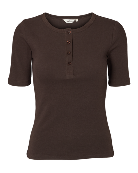 Basic Apparel Ludmilla SS Granddad – tætsiddende T-shirt med knapper og korte ærmer.
