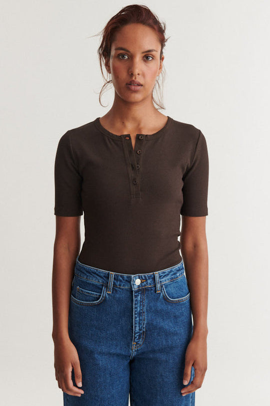 Basic Apparel Ludmilla SS Granddad – tætsiddende T-shirt med knapper og korte ærmer.