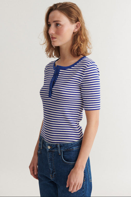 Basic Apparel Ludmilla Stripe T-shirt – stribet T-shirt med knapper og korte ærmer.