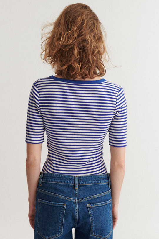 Basic Apparel Ludmilla Stripe T-shirt – stribet T-shirt med knapper og korte ærmer.