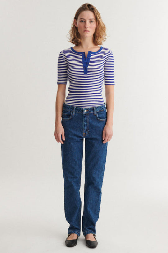 Basic Apparel Ludmilla Stripe T-shirt – stribet T-shirt med knapper og korte ærmer.