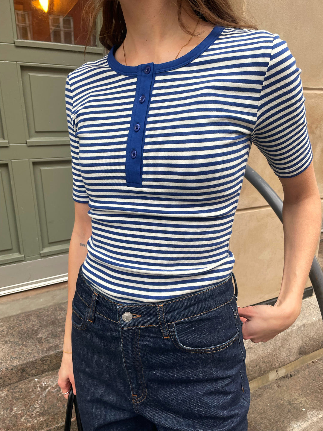 Basic Apparel Ludmilla Stripe T-shirt – stribet T-shirt med knapper og korte ærmer.