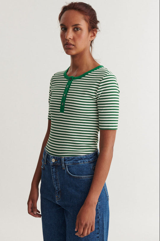 Basic Apparel Ludmilla Stripe T-shirt – stribet T-shirt med knapper og korte ærmer.