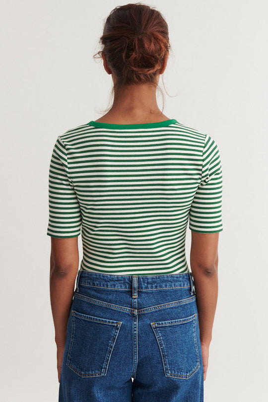 Basic Apparel Ludmilla Stripe T-shirt – stribet T-shirt med knapper og korte ærmer.