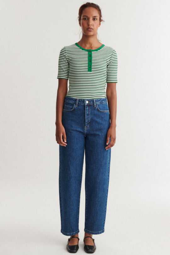 Basic Apparel Ludmilla Stripe T-shirt – stribet T-shirt med knapper og korte ærmer.