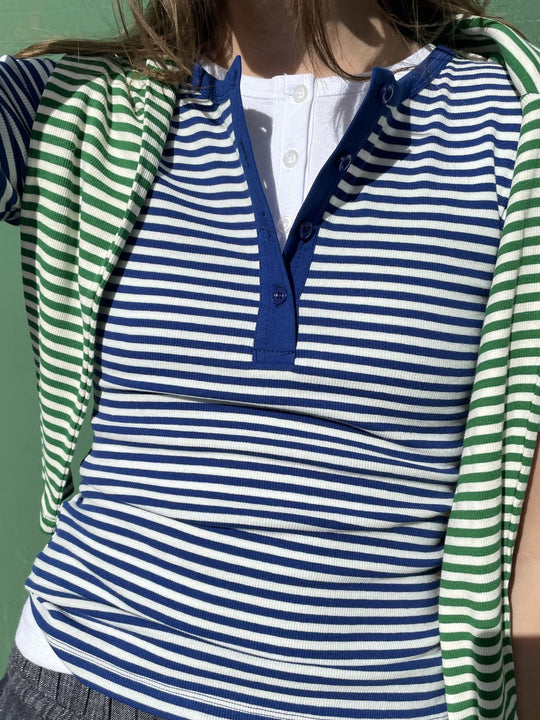 Basic Apparel Ludmilla Stripe T-shirt – stribet T-shirt med knapper og korte ærmer.