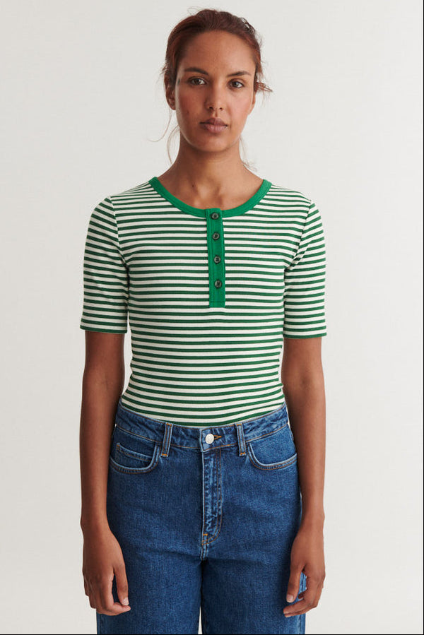 Basic Apparel Ludmilla Stripe T-shirt – stribet T-shirt med knapper og korte ærmer.