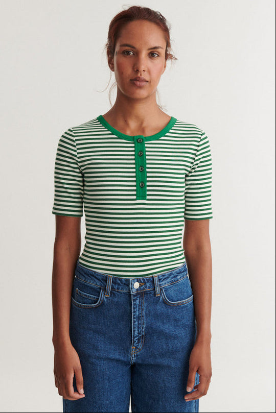 Basic Apparel Ludmilla Stripe T-shirt – stribet T-shirt med knapper og korte ærmer.