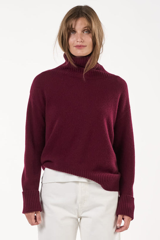 Otay Merle Jumper i farven Bordeaux, strikket i 100% cashmere, med rullekrave og ribdetaljer.

