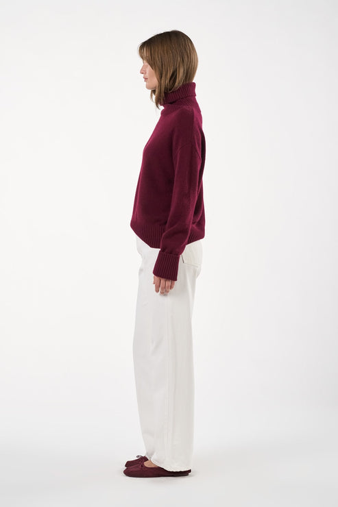 Otay Merle Jumper i farven Bordeaux, strikket i 100% cashmere, med rullekrave og ribdetaljer.
