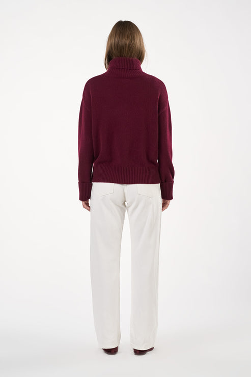 Otay Merle Jumper i farven Bordeaux, strikket i 100% cashmere, med rullekrave og ribdetaljer.