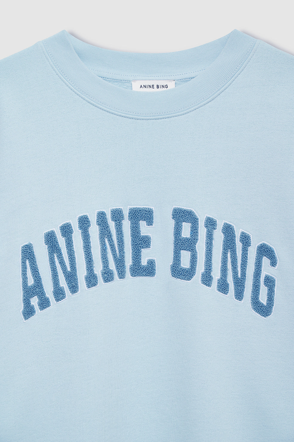 ANINE BING Miles Sweatshirt i pale blue, lyseblå oversized sweatshirt med hvidt ANINE BING-logo på brystet.