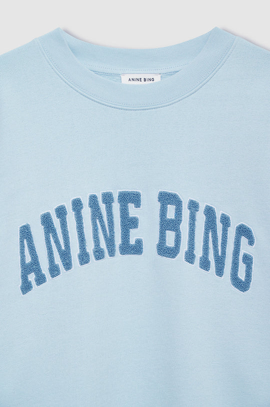 ANINE BING Miles Sweatshirt i pale blue, lyseblå oversized sweatshirt med hvidt ANINE BING-logo på brystet.
