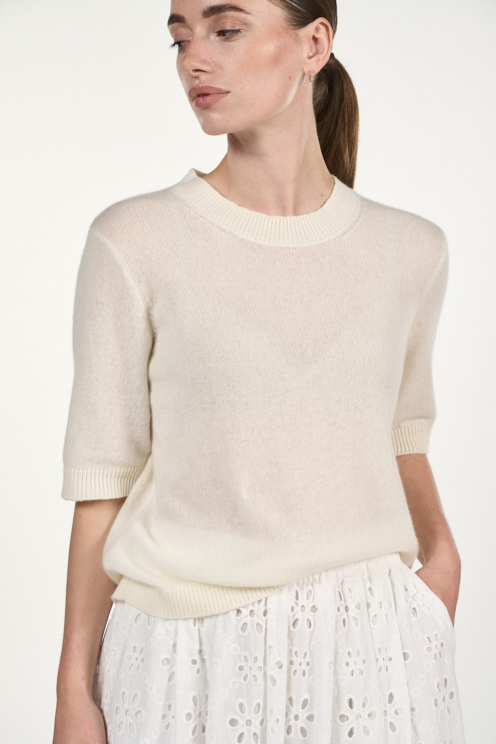 O'TAY Laura T-Shirt Sweater i off white – strikket cashmere-sweater med løstsiddende pasform og kortærmet T-shirt-design.
