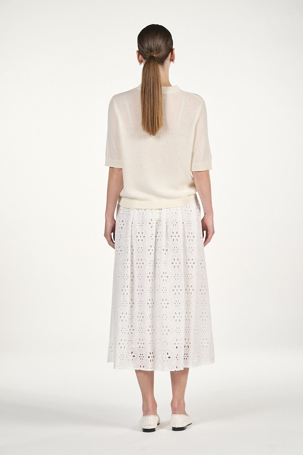 O'TAY Laura T-Shirt Sweater i off white – strikket cashmere-sweater med løstsiddende pasform og kortærmet T-shirt-design.
