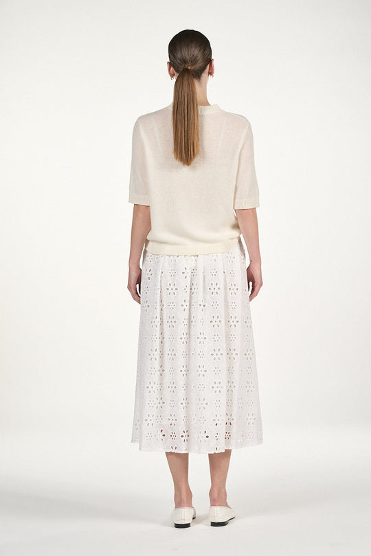 O'TAY Laura T-Shirt Sweater i off white – strikket cashmere-sweater med løstsiddende pasform og kortærmet T-shirt-design.
