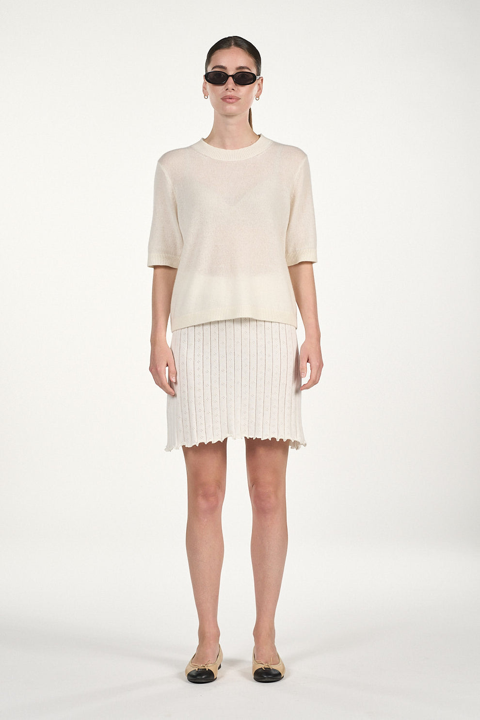 O'TAY Laura T-Shirt Sweater i off white – strikket cashmere-sweater med løstsiddende pasform og kortærmet T-shirt-design.
