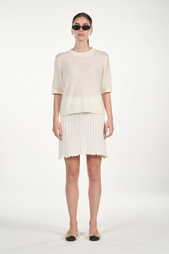 O'TAY Laura T-Shirt Sweater i off white – strikket cashmere-sweater med løstsiddende pasform og kortærmet T-shirt-design.
