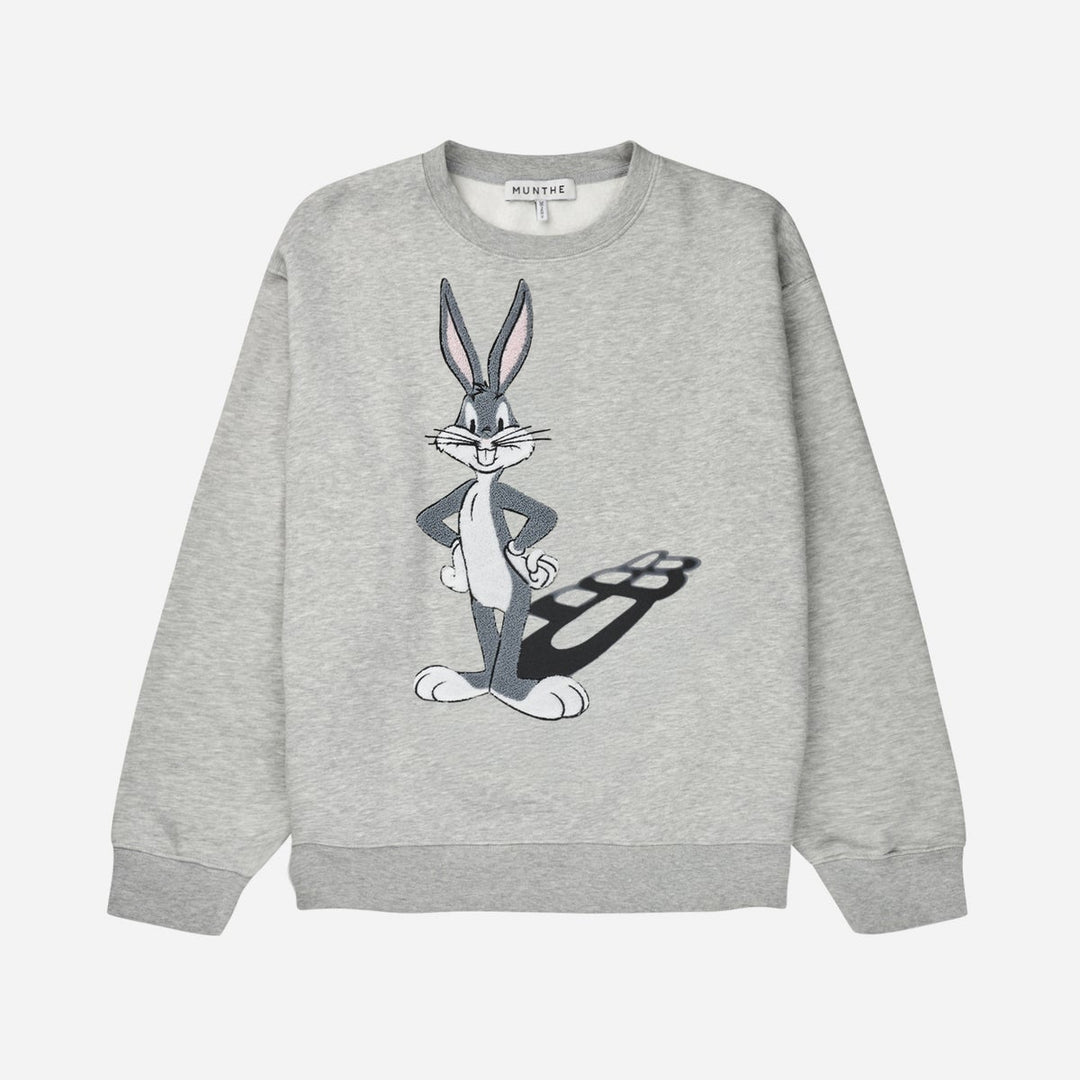 Munthe Lami lysegrå oversize sweatshirt med Bugs Bunny broderi og MUNTHE-emblem. 50 % bomuld, 50 % polyester. 