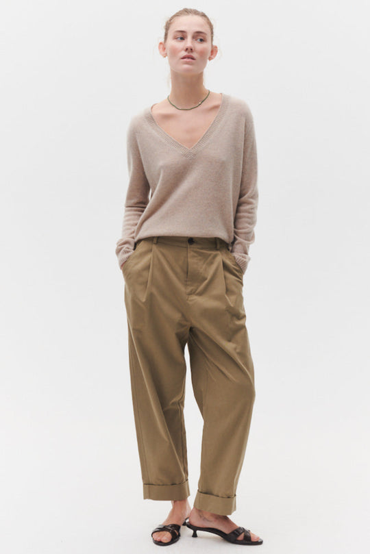 Beta Studios Madison Pants i army khaki – bukser med løs barrel-pasform og bredt opsmøg.