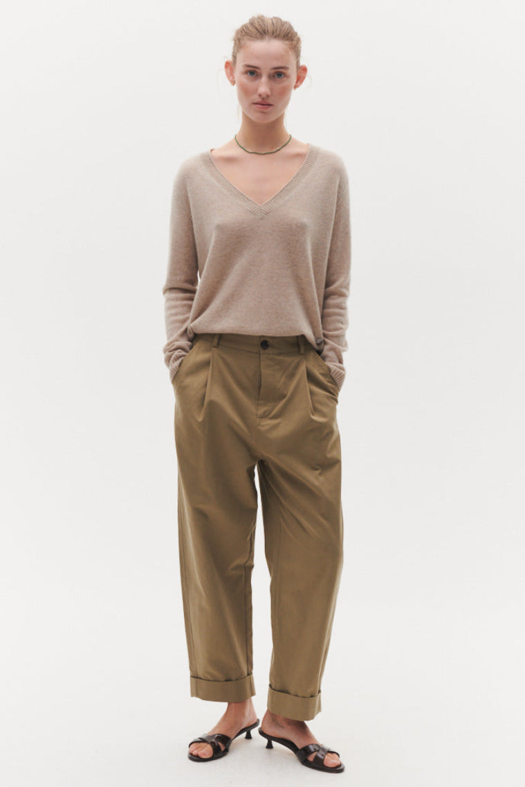 Beta Studios Madison Pants i army khaki – bukser med løs barrel-pasform og bredt opsmøg.