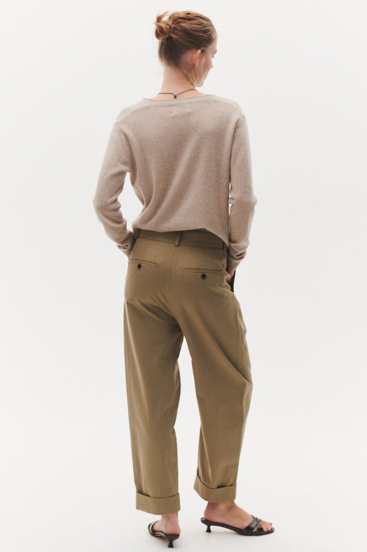 Beta Studios Madison Pants i army khaki – bukser med løs barrel-pasform og bredt opsmøg.