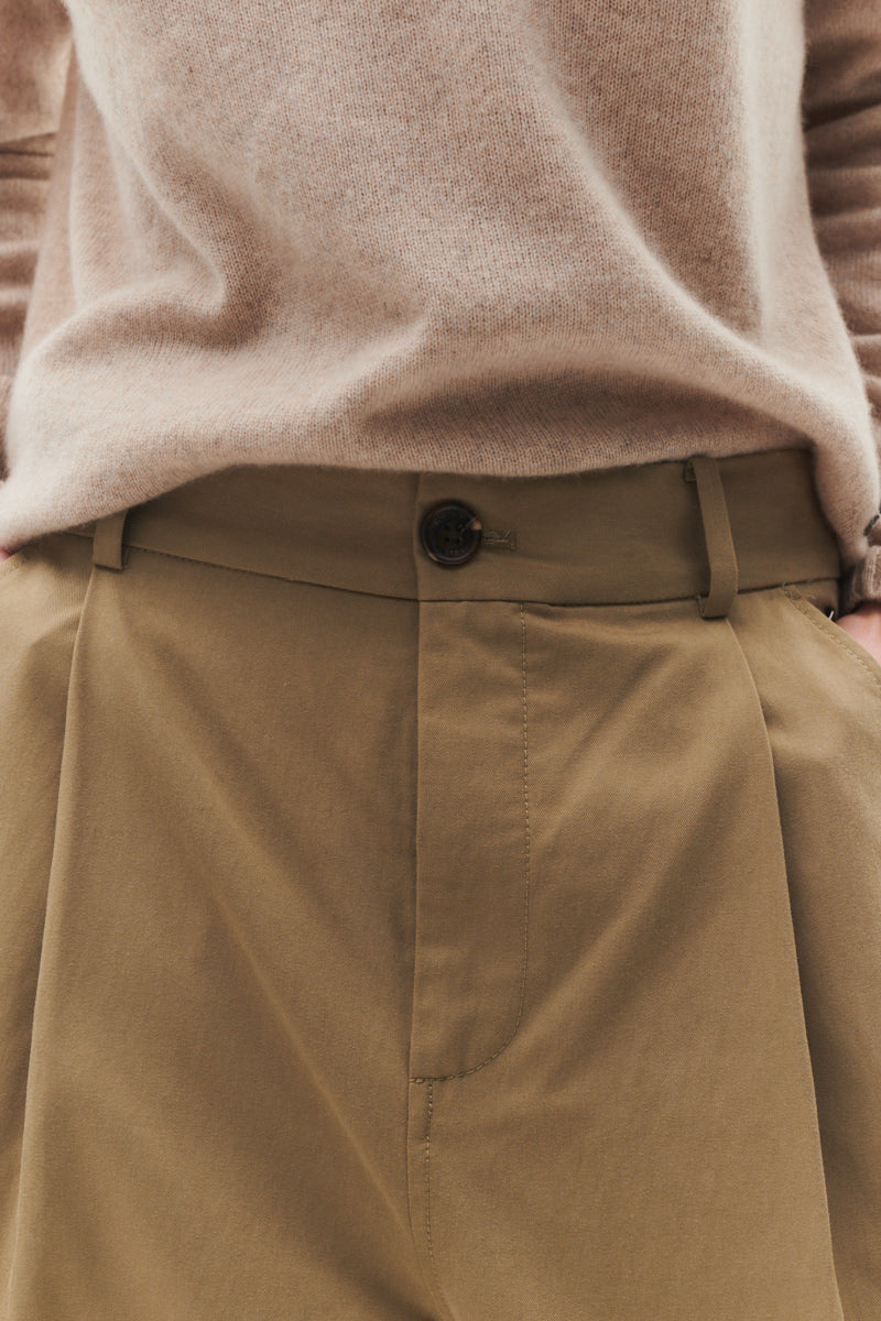 Beta Studios Madison Pants i army khaki – bukser med løs barrel-pasform og bredt opsmøg.