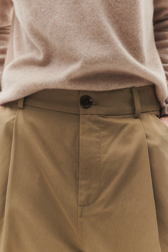 Beta Studios Madison Pants i army khaki – bukser med løs barrel-pasform og bredt opsmøg.