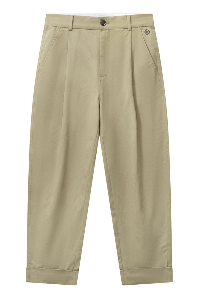Beta Studios Madison Pants i army khaki – bukser med løs barrel-pasform og bredt opsmøg.