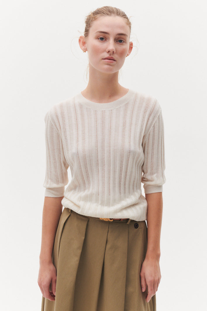 Beta Studios Maggie Pointelle i egret white – let striktop i silke og cashmere med pointelle-mønster.