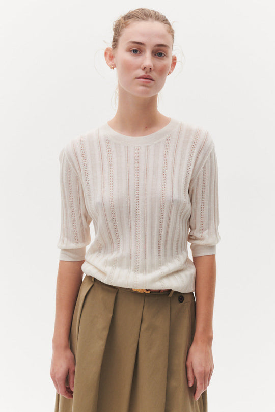 Beta Studios Maggie Pointelle i egret white – let striktop i silke og cashmere med pointelle-mønster.