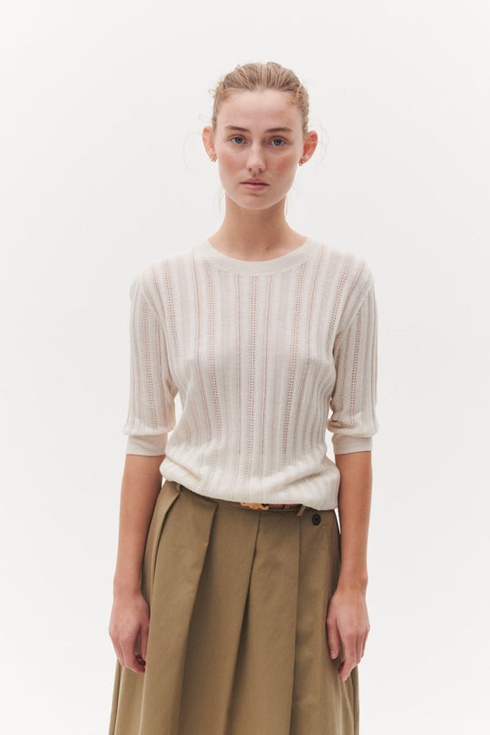 Beta Studios Maggie Pointelle i egret white – let striktop i silke og cashmere med pointelle-mønster.