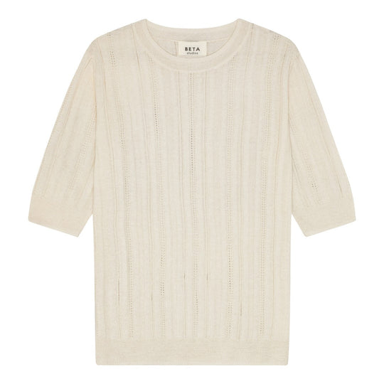 Beta Studios Maggie Pointelle i egret white – let striktop i silke og cashmere med pointelle-mønster.